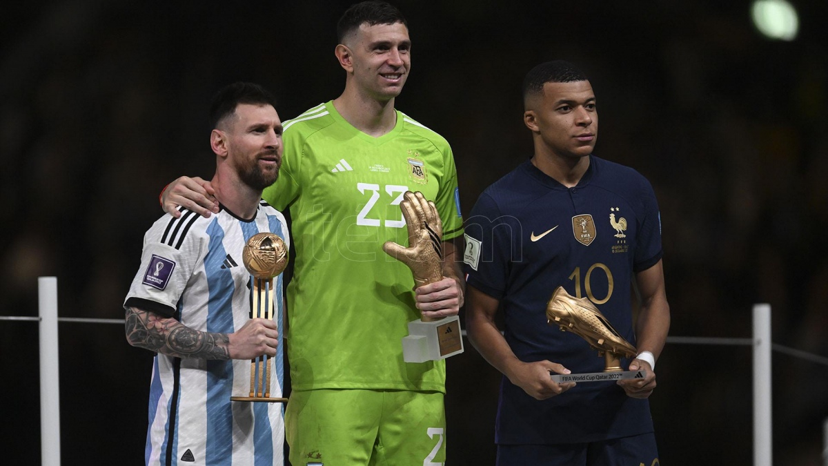 Messi Emiliano Martnez y Mbapp en la entrega de premios en la final de Qatar 2022 Foto Fernando Gens