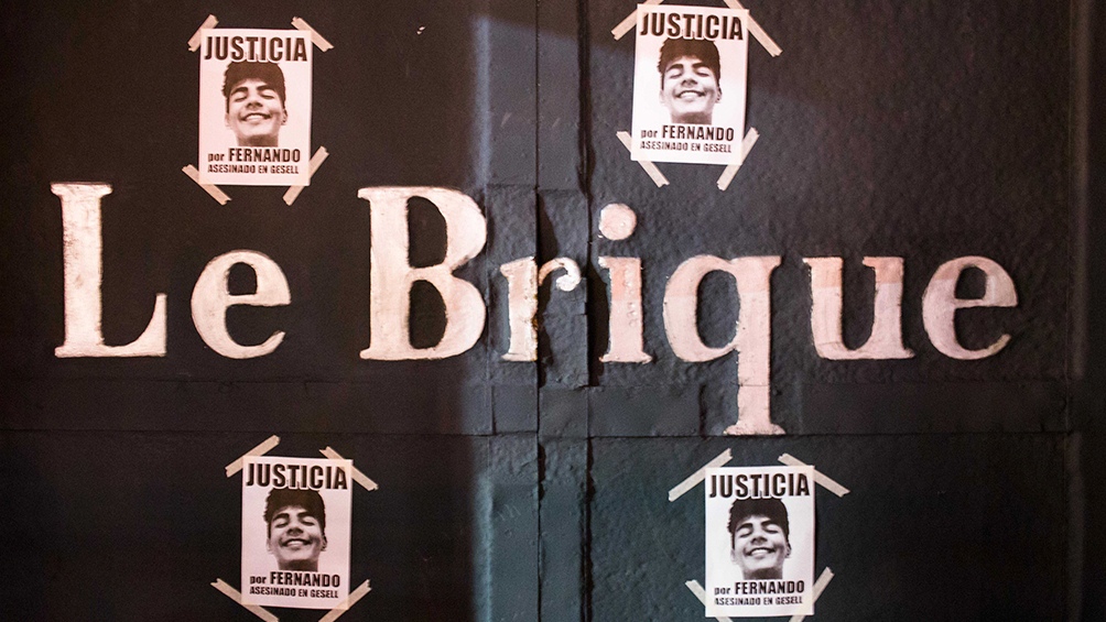 La puerta de Le Brique y el reclamo de justicia 