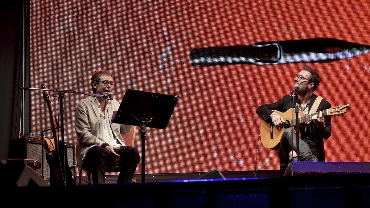 Su material que rene su primer libro de poesa y un DVD con un recital registrado en los histricos Estudios Ion Foto Laura Gallo 