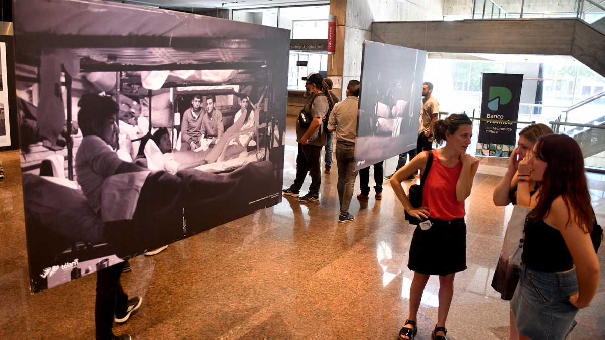 Las fotos recuperadas de Malvinas en una exposicin en La Plata Foto Eva Cabrera