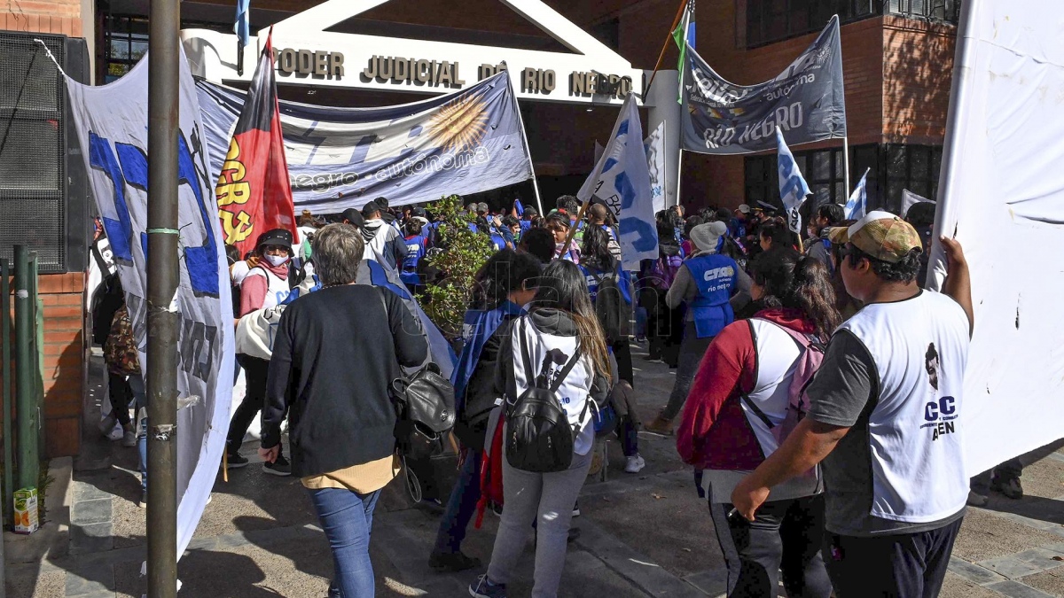 Otra marcha por el Camino de Tacuif para reclamar el acceso al espejo de agua Foto Marcelo Ochoa 