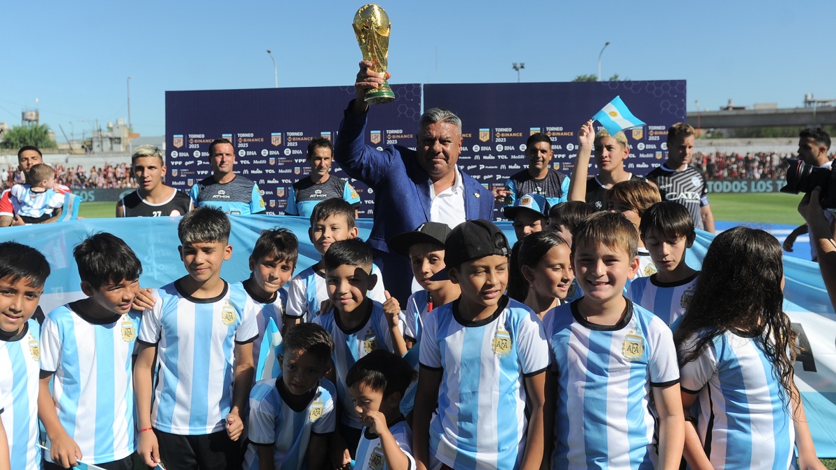 El presidente de la AFA exmandams de Barracas Central llev la Copa del Mundo al estadio Foto Osvaldo Fantn