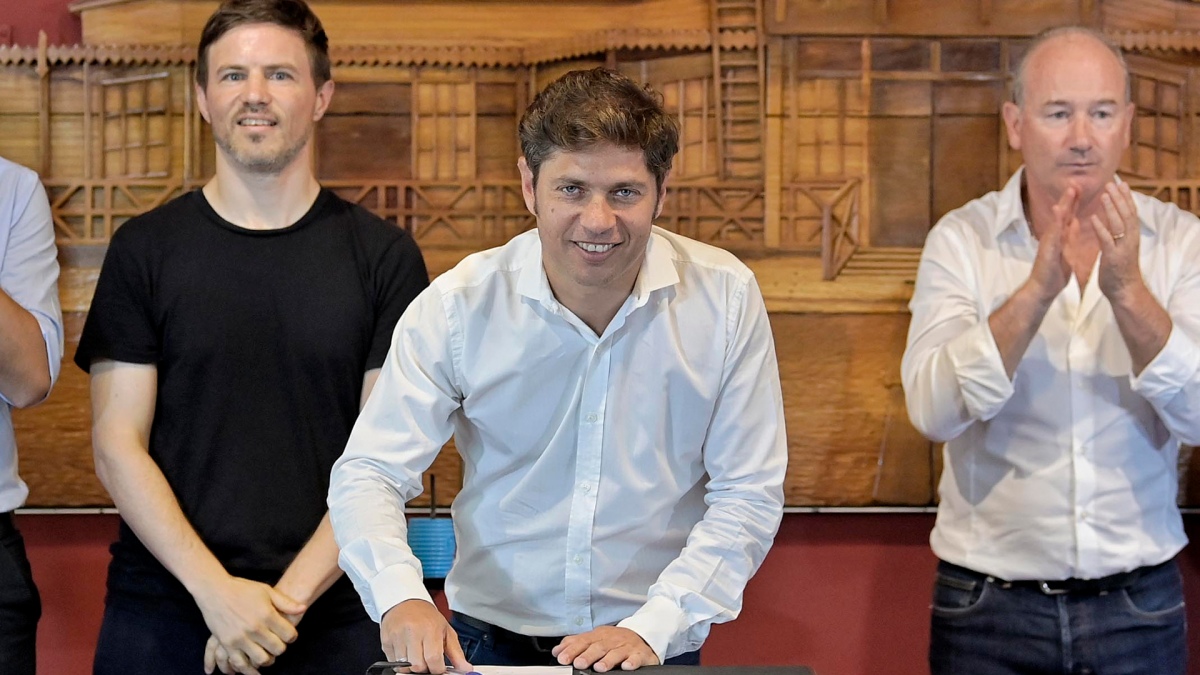 Augusto Costa Kicillof y el intendente de Monte Hermoso Marcos Fernndez celebran el xito de la temporada de verano Foto Prensa Gobierno bonaerense