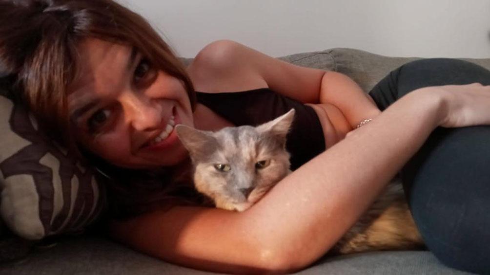 Junto a su gata Mumu con la que vive en Rosario Foto gentileza Elizabeth Karayekov 