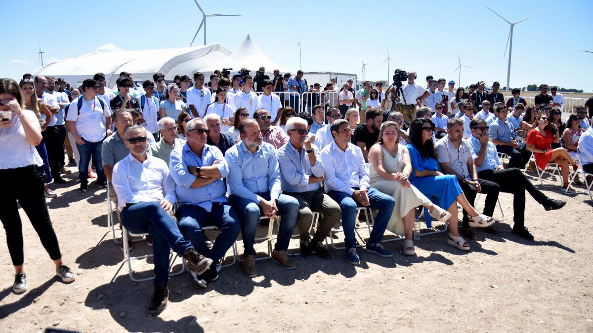 Marcelo Midlind titular de Pampa Energa junto a Kicillof y a varios funcionarios de Coronel Rosales Foto Horacio Culaciatti