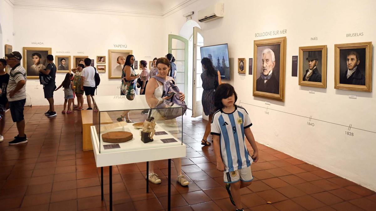 Adems de los retratos de Ramiro Ghigliazza en el Museo del Cabildo tambin se exhiben documentos y objetos relacionados con San Martn Foto Leo Vaca