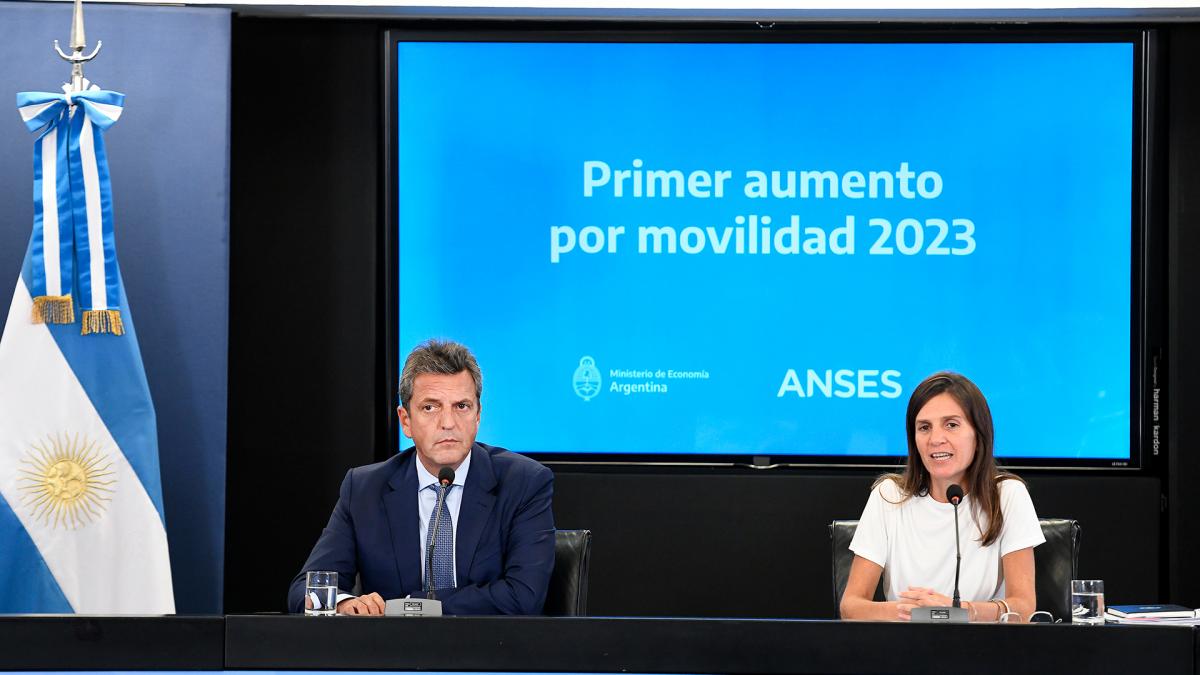 El ministro de Economa Sergio Massa y la directora de la Administracin Nacional de Seguridad Social Anses Fernanda Raverta Foto Prensa Anses