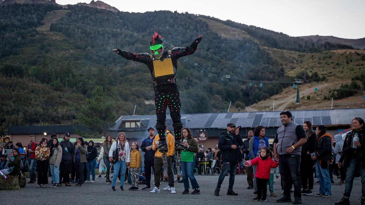 El pblico disfrut de shows musicales de danza y de circo en el Cerro Catedral Foto Eugenia Neme