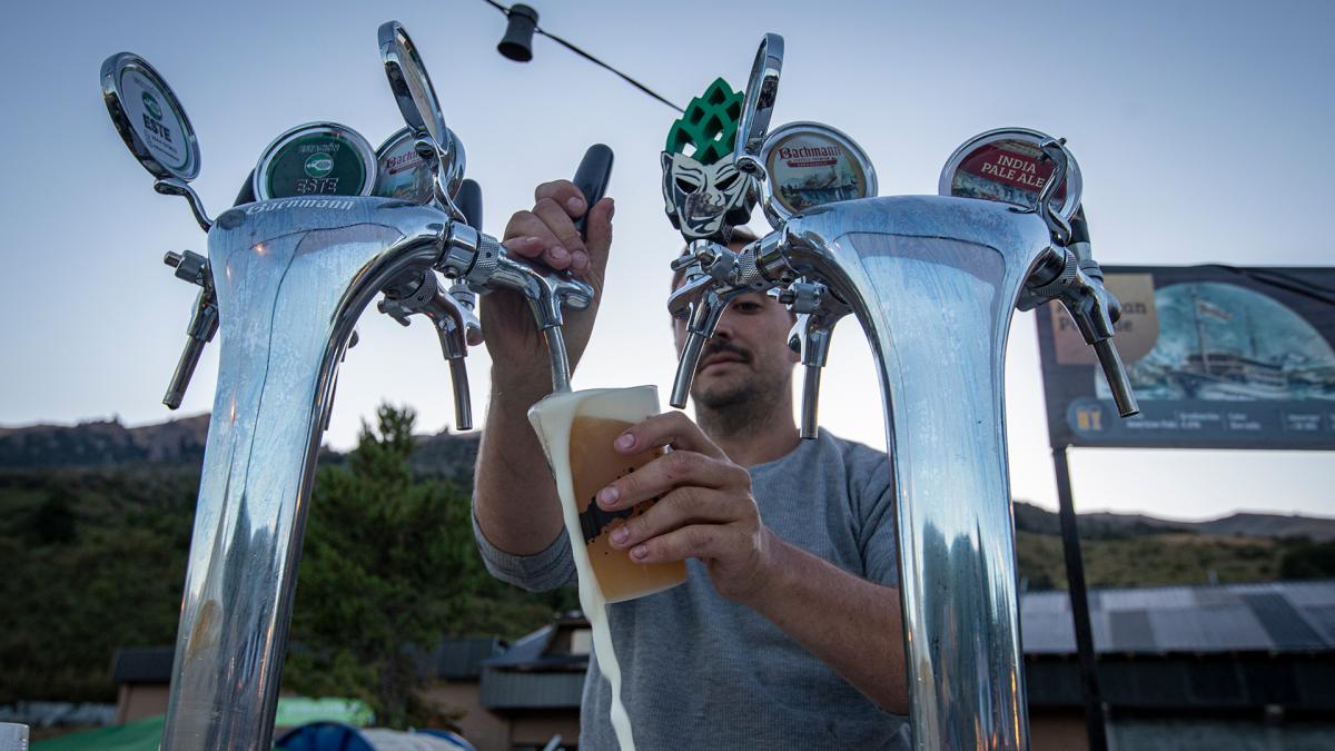 Ms de 16 cerveceras y a travs de unas 60 canillas ofrecieron distintas variedades de cerveza artesanal Foto Eugenia Neme