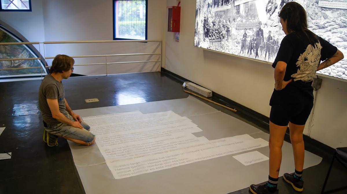 Juan Fernando Garca y Andi Nachon los poetas curadores de la muestra trabajan en la seleccin de los textos Foto Prensa Museo