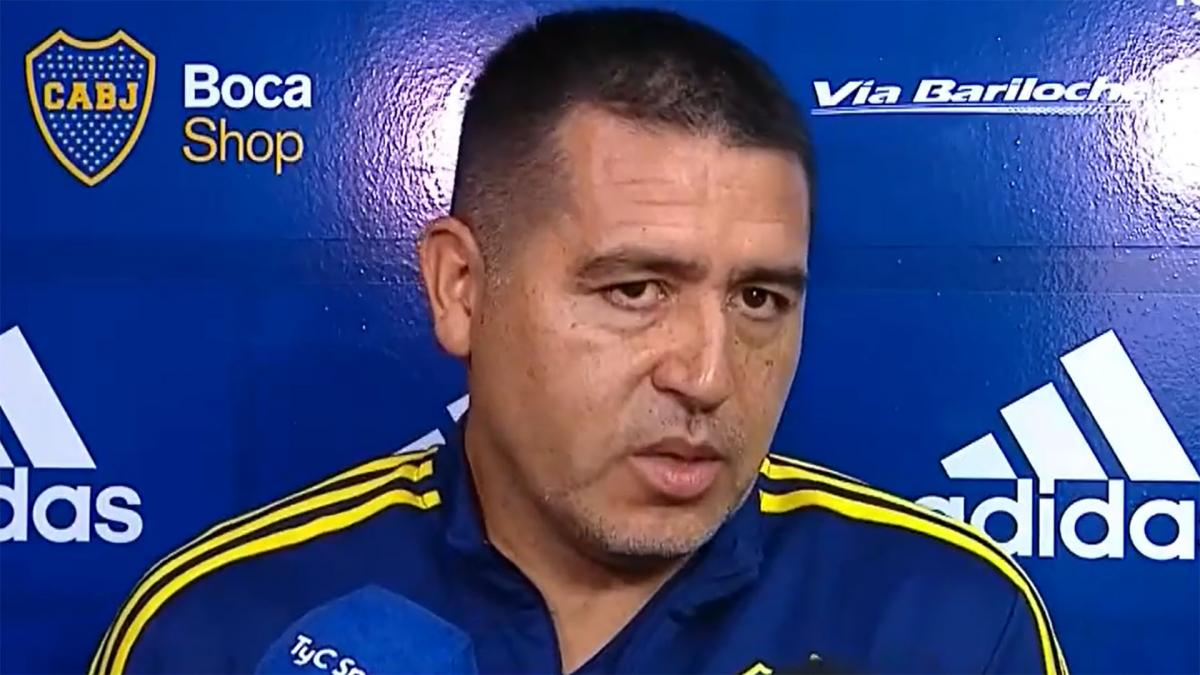 Riquelme sali a repaldar a Hugo Ibarra tras la derrota ante Talleres y en la previa del juego ante Platense Foto ImagenTv TyCSports