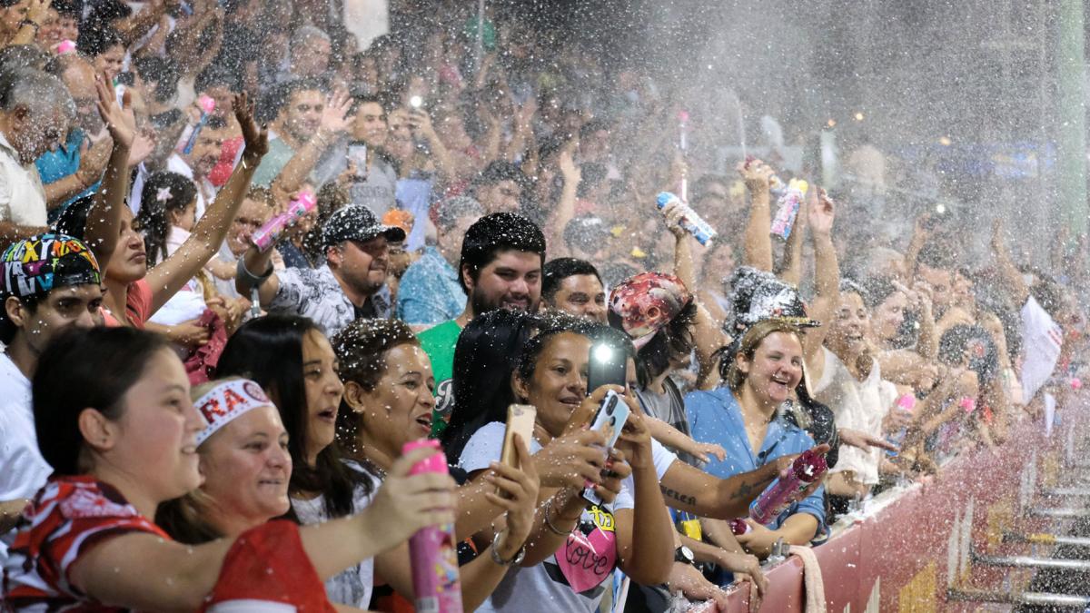 Ms de 250000 personas disfrutaron del carnaval barrial en sus seis noches Foto Germn Pomar