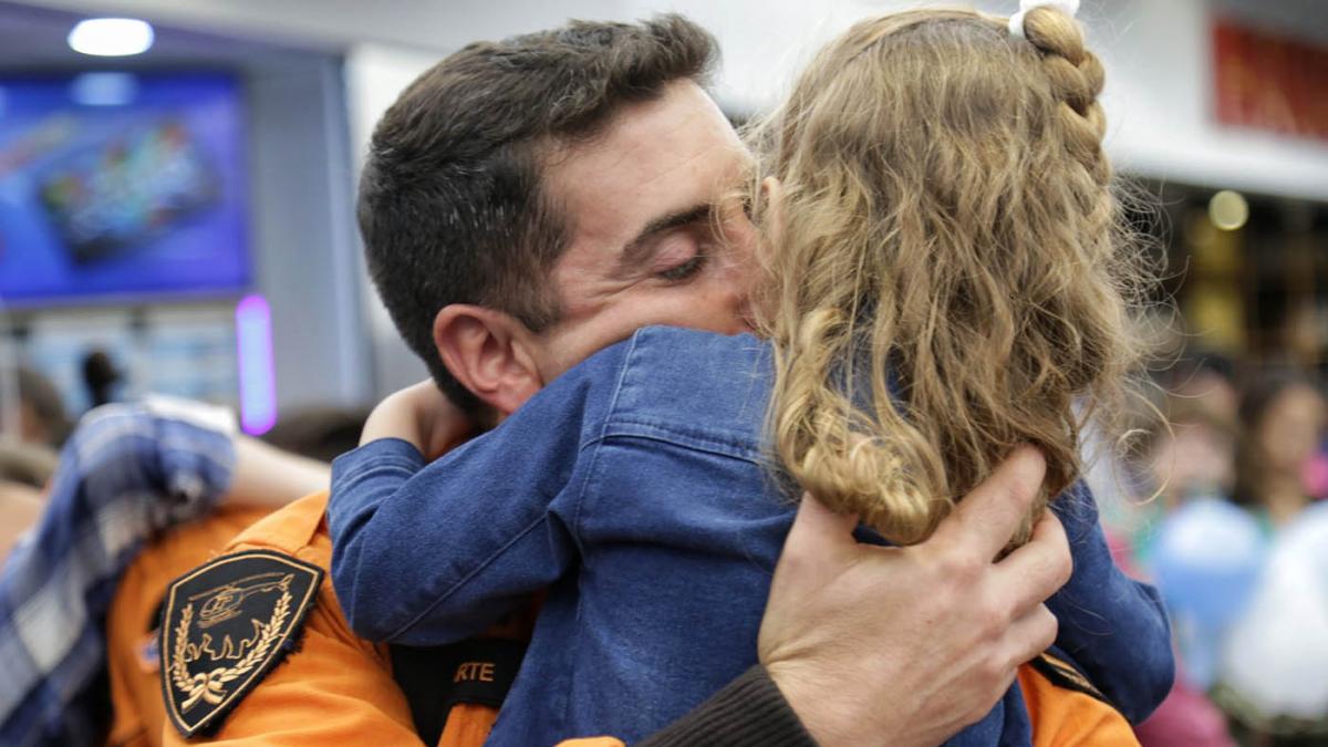 Familiares y amigos recibieron al equipo de Cascos Blancos Foto TW CancilleriaARG