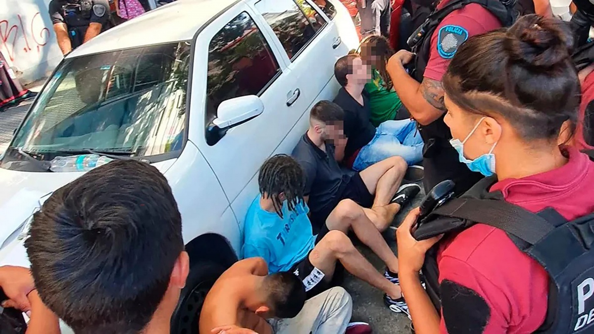 Los autores del abuso grupal en pleno Palermo en el momento de su detencin
