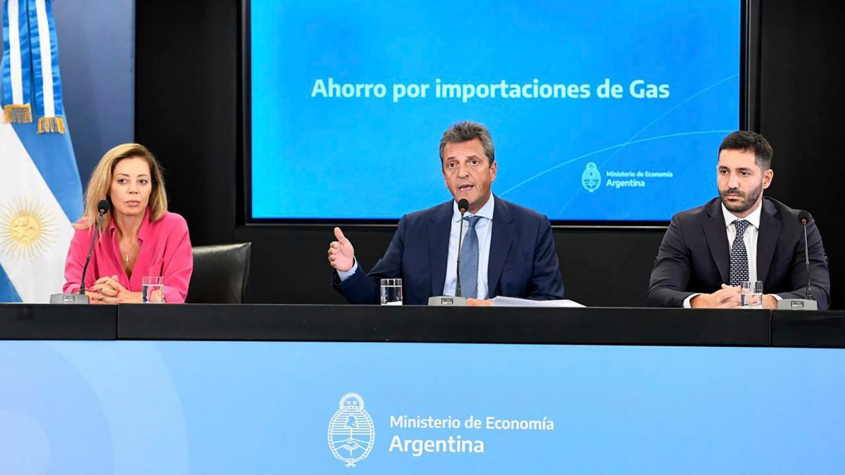 Massa hizo este anuncio acompaado por la secretaria de Energa Flavia Royn y el presidente de Energa Argentina Enarsa Agustn Gerez Foto Prensa Ministerio de Economa