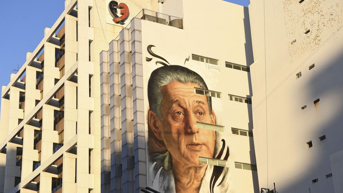 El mural de Maxi Bagnasco de 22 metros de altura se alza en la avenida Belgrano casi Entre Ros en el edificio de la Fundacin Favaloro