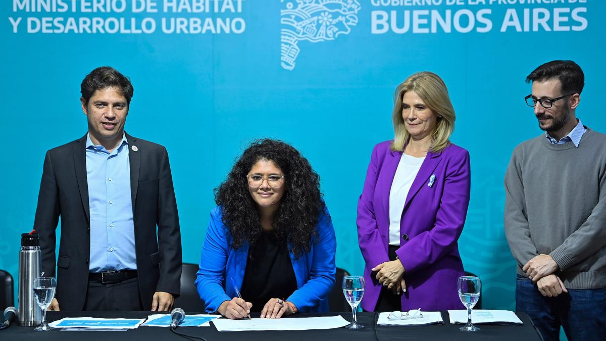 Barrios firma los convenios para financiar obras de infraestructura en once barios populares de seis municipios Foto GPBA