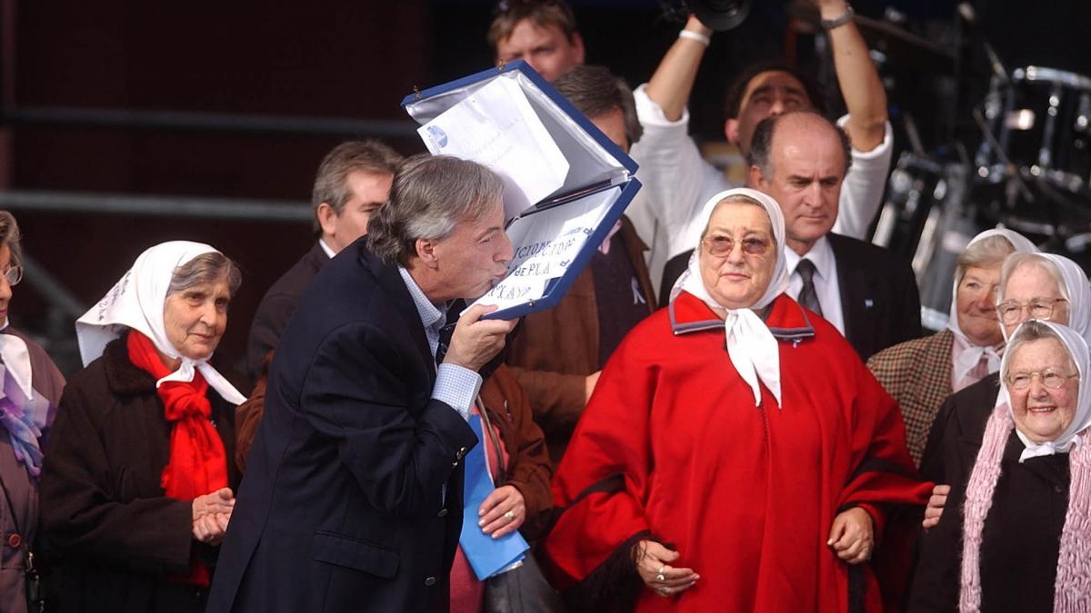 Besando el pauelo que recibi de parte de las Madres de Plaza de Mayo 25 de mayo de 2006 Foto Alejandro Belvedere