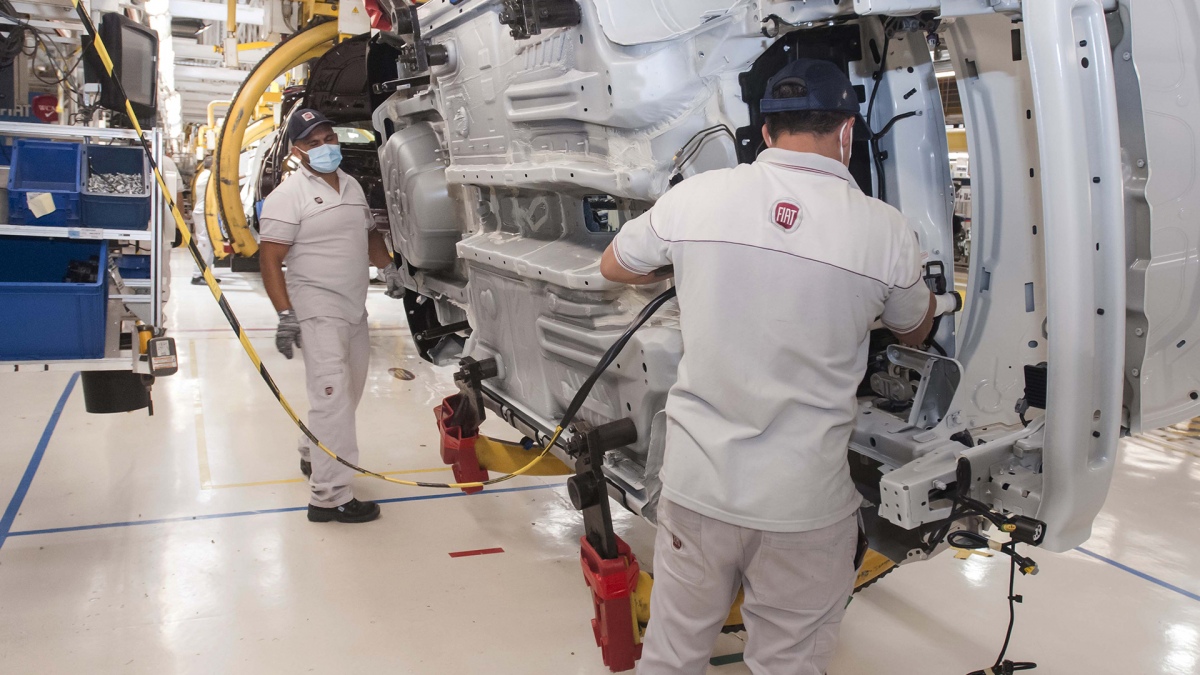 La industria automotriz con el 113 es la que ms demanda los servicios de las empresas de empleo temporario Foto Prensa