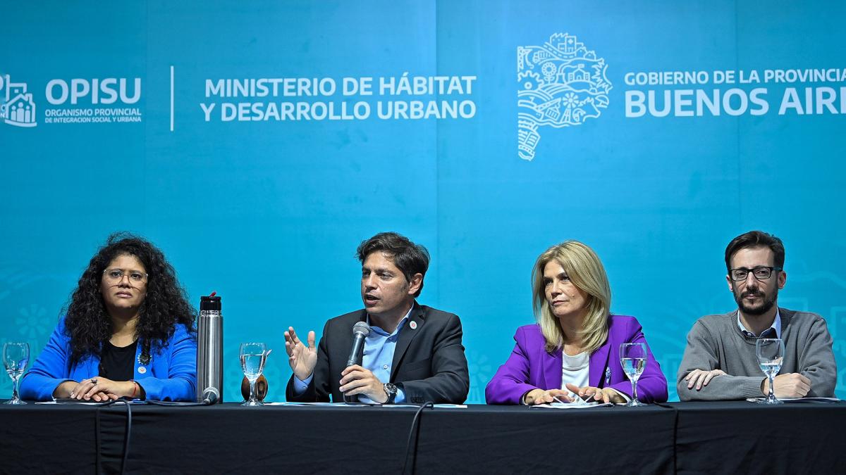 Romina Barrios directora ejecutiva del Opisu Kicillof la vicegobernadora Vernica Magario y el ministro de Desarrollo Urbano Agustn Simone durante el acto Foto GPBA