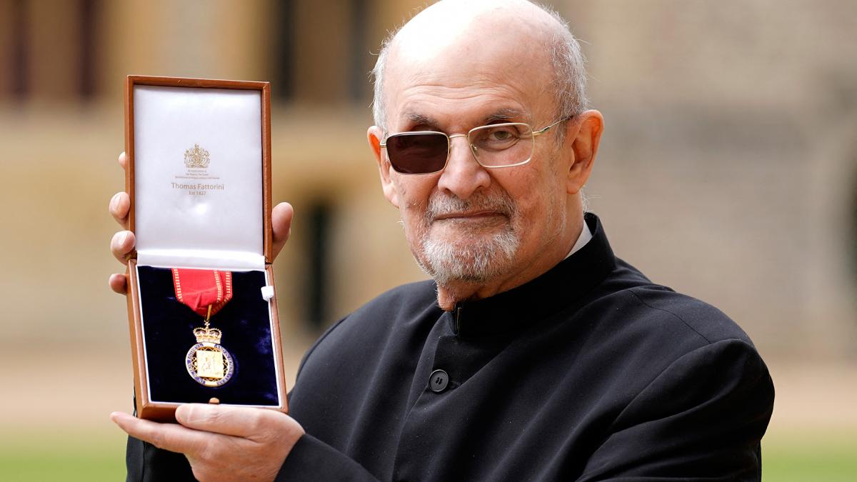 Salman Rushdie y su condecoracin Foto AFP