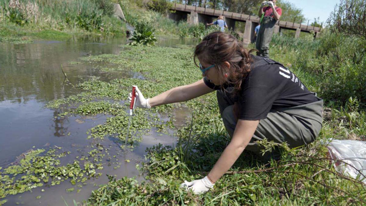 Tareas de medicin de contaminantes de la Cuenca Matanza Riachuelo Foto Prensa Acimar