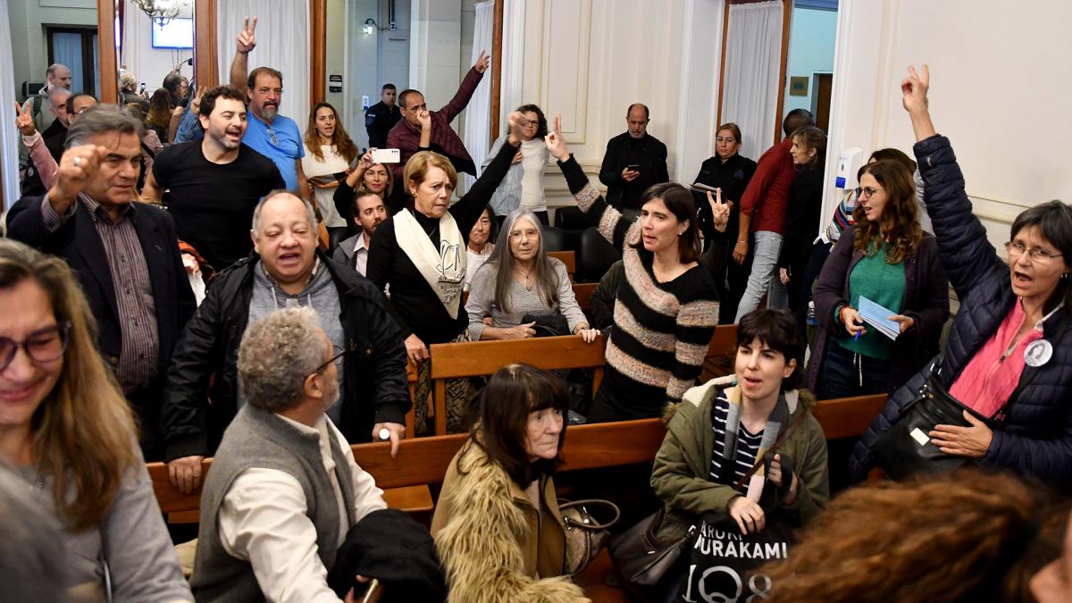 Familiares y amigos de las vctimas junto a representantes de organismos de Derechos Humanos celebran la condena para los represores Foto Eva Cabrera