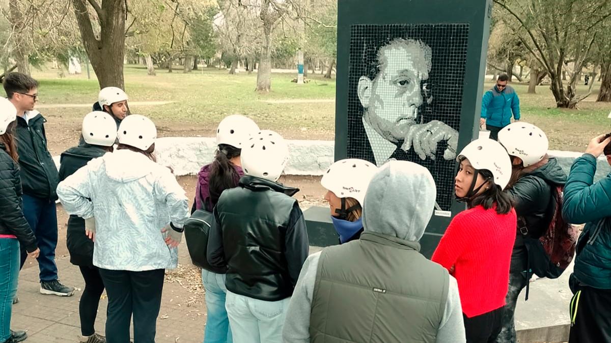 El Paseo del Bosque platense lleva el nombre Ren Favaloro desde 2020 All tambin se erige un mural