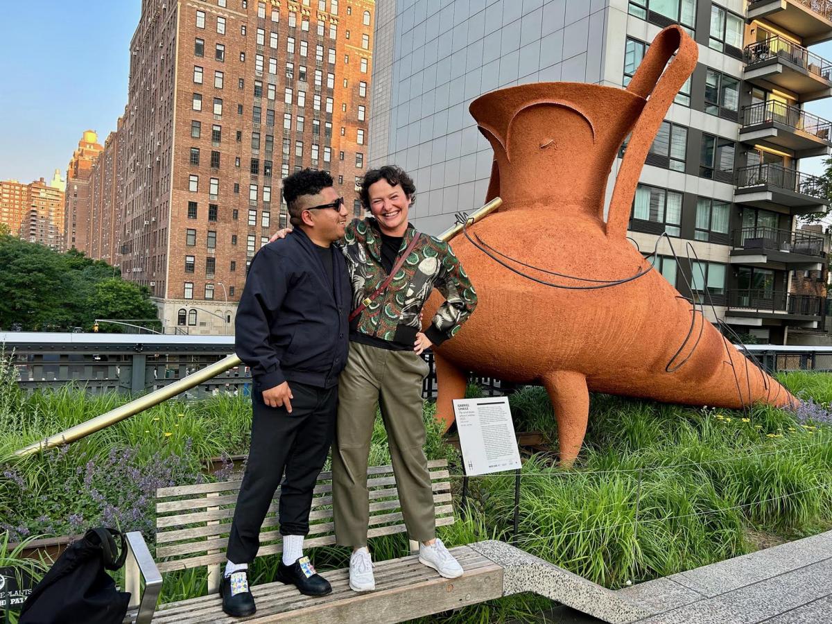 Chaile junto a El viento sopla donde quiere The wind blows where it wishes su obra emplazada en el High Line de Nueva York Prensa