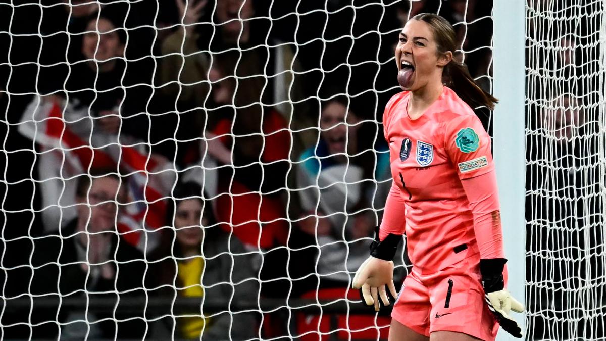 Earps la guardameta del Manchester United con su camiseta y debajo de ella una casaca manga largas en la Finalssima Foto AFP