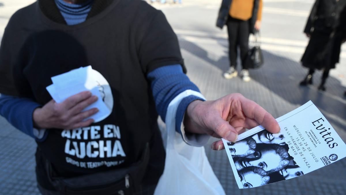 El grupo Arte en lucha promocionando su puesta en la Plaza de Mayo Foto Ral Ferrari