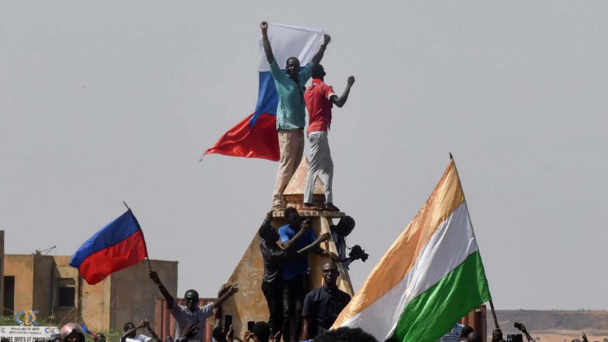 La antigua potencia colonial Francias fue repudiada por manifestantes que portaban banderas rusas y nigerinas Foto AFP