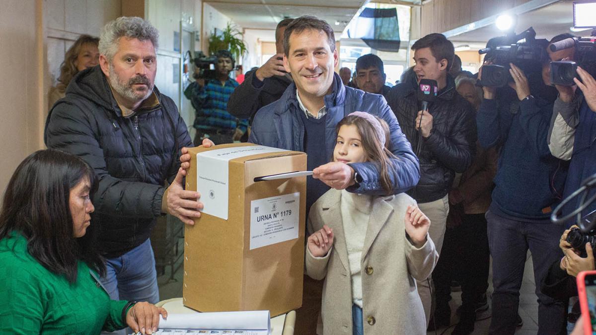 El intendente de Comodoro Rivadavia y candidato a gobernador por Arriba Chubut Juan Pablo Luque vot en la Escuela N39 Foto Martn Levicoy