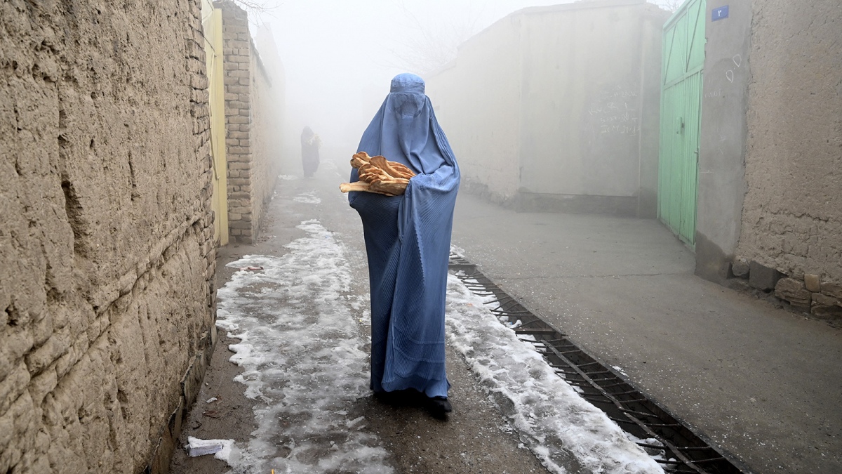 Las mujeres todava deben usar burka la vestimenta que las cubre de cabeza a los pies y que solo deja ver sus ojos Foto AFP