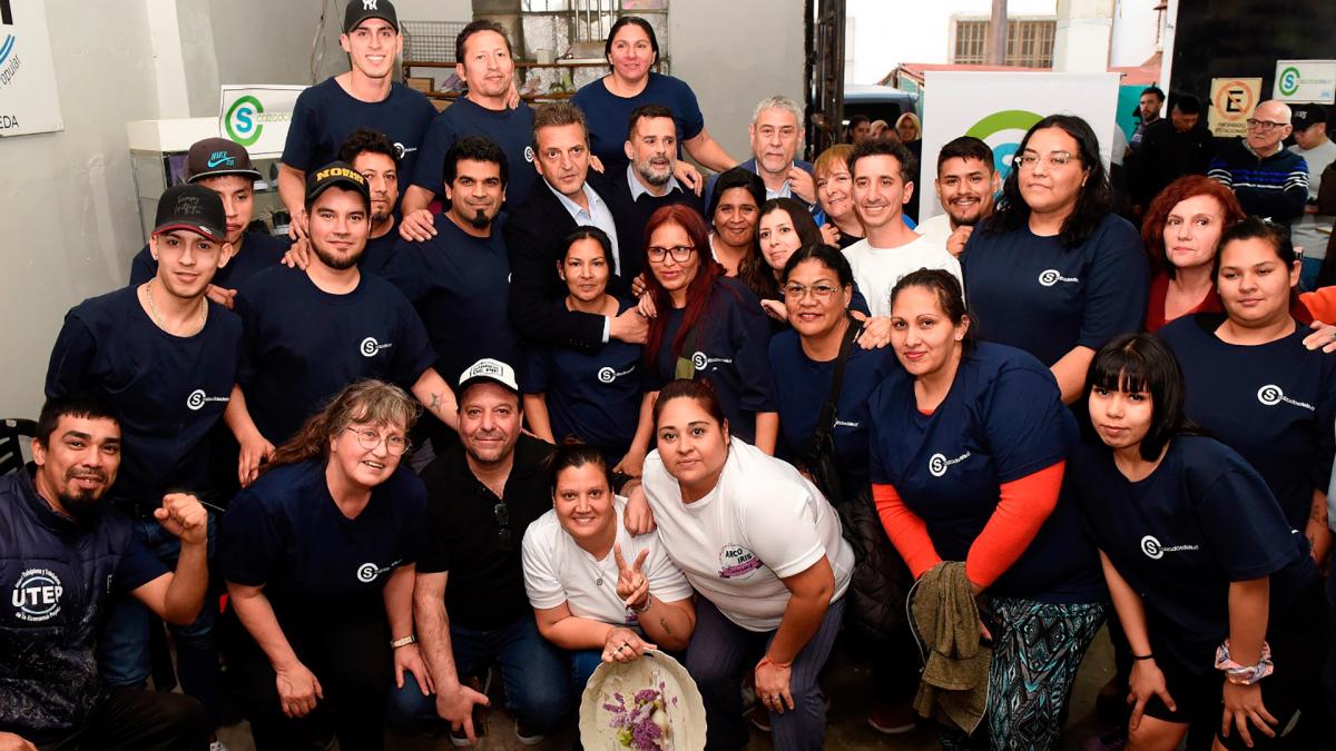 Massa y Ferraresi reunidos con los trabajadores de la Cooperativa Calzado del Sur Foto Twitter