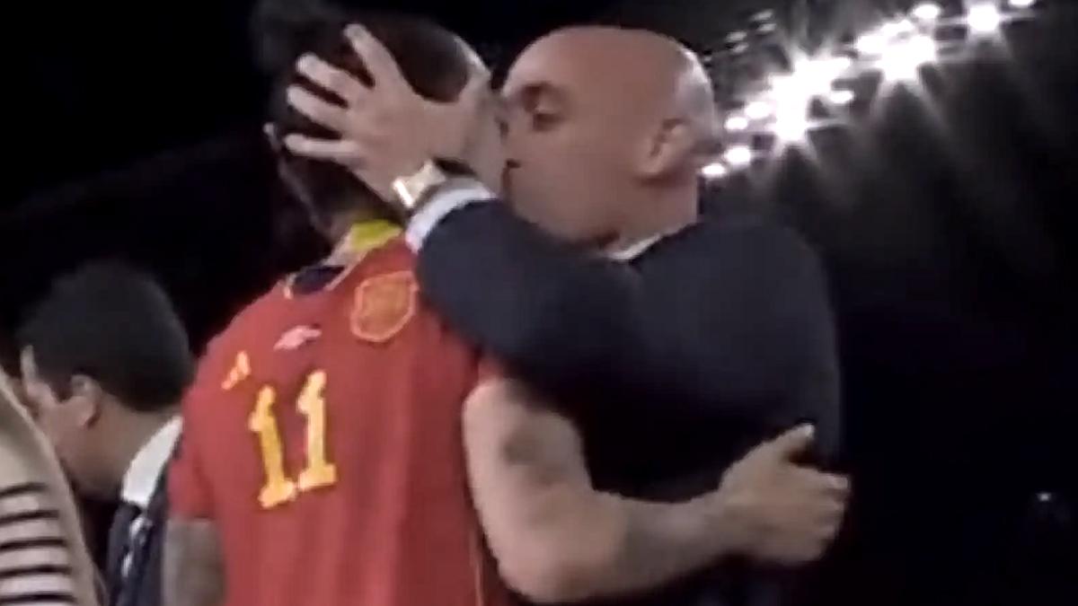 Rubiales besa acaloradamente y sin consentimiento a la delantera Hermoso y despert una polmica