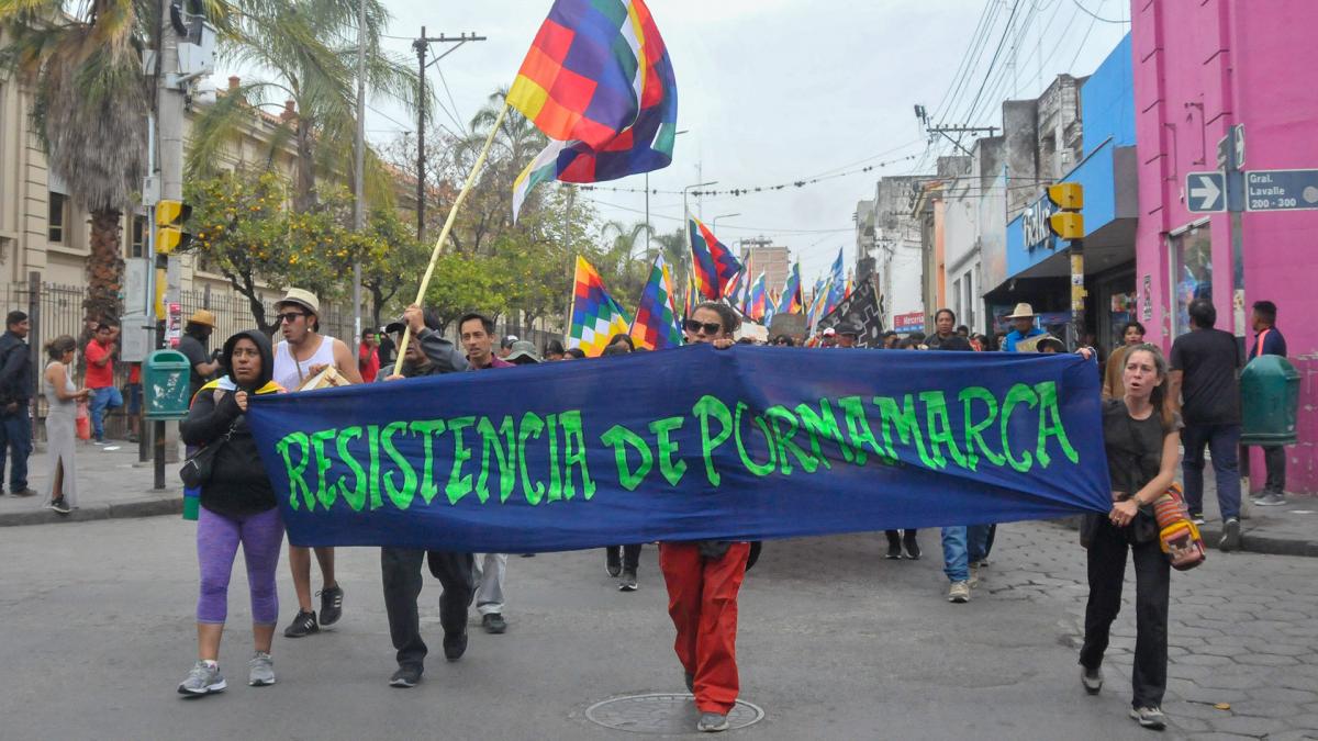 Las poblaciones indgenas llegaron desde toda la provincia para conformar una marcha multitudinaria Foto Edgardo Valera