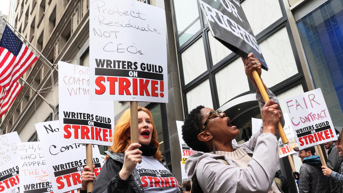 Los guionistas de Hollywood reclaman mejores condiciones de trabajo con una huelga que paraliza la produccin flmica Foto AFP