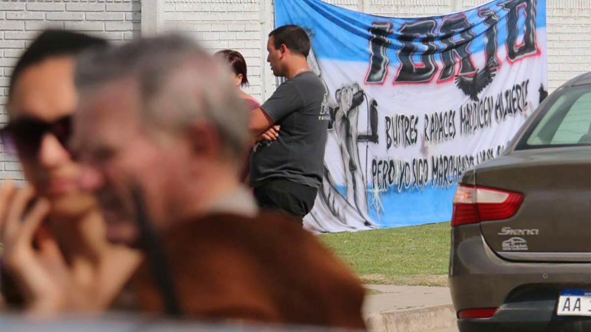 Escenas de dolor y emocin caracterizaron el ltimo adis al msico emblema del metal argentino Foto Gentileza Ezequiel Villanueva