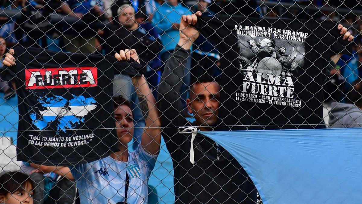 El metalero recibi un sentido homenaje por parte de la hinchada de Rcing el martes a horas de su fallecimiento Foto Maximiliano Luna