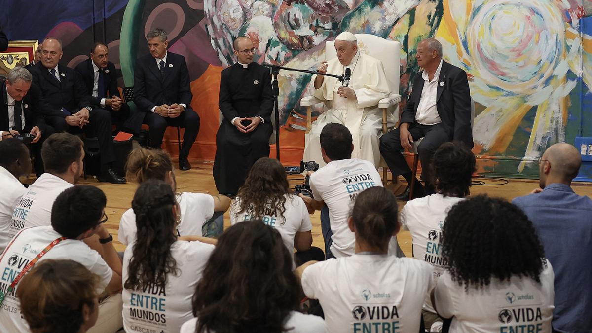 Francisco se reunin con jvenes de las Scholas en su viaje a Portugal Foto AFP