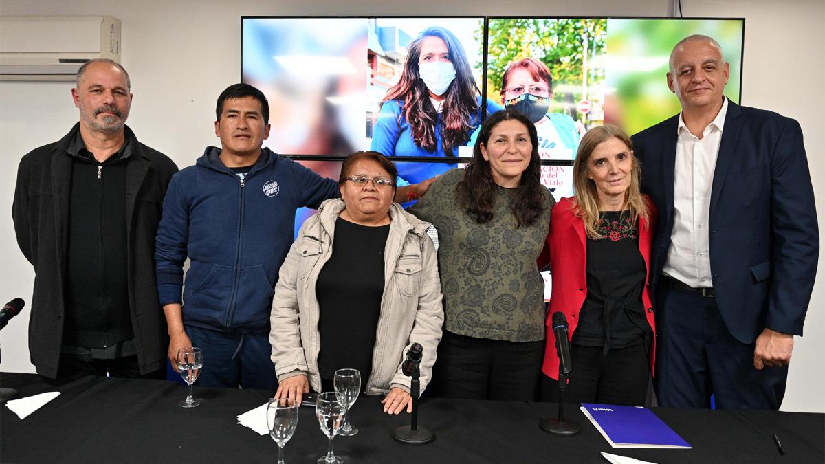 Participaron de la firma la presidenta de Tlam Bernarda Llorente el secretario de DDHH Horacio Pietragalla y sobrevivientes del incendio Foto Victoria Gesualdi