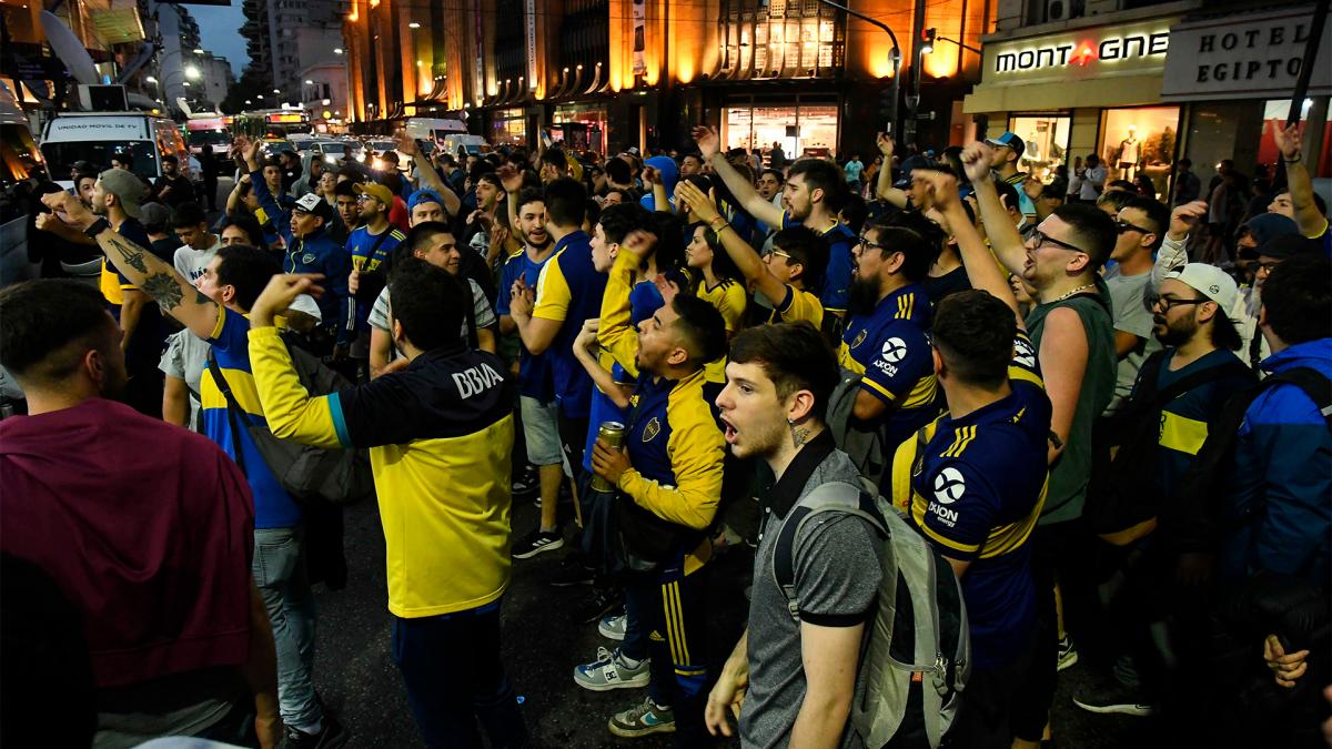 Los hinchas que apoyan a Riquelme fueron al hotel donde el binomio IbarraMacri dio la conferencia de prensa Foto Alfredo Luna