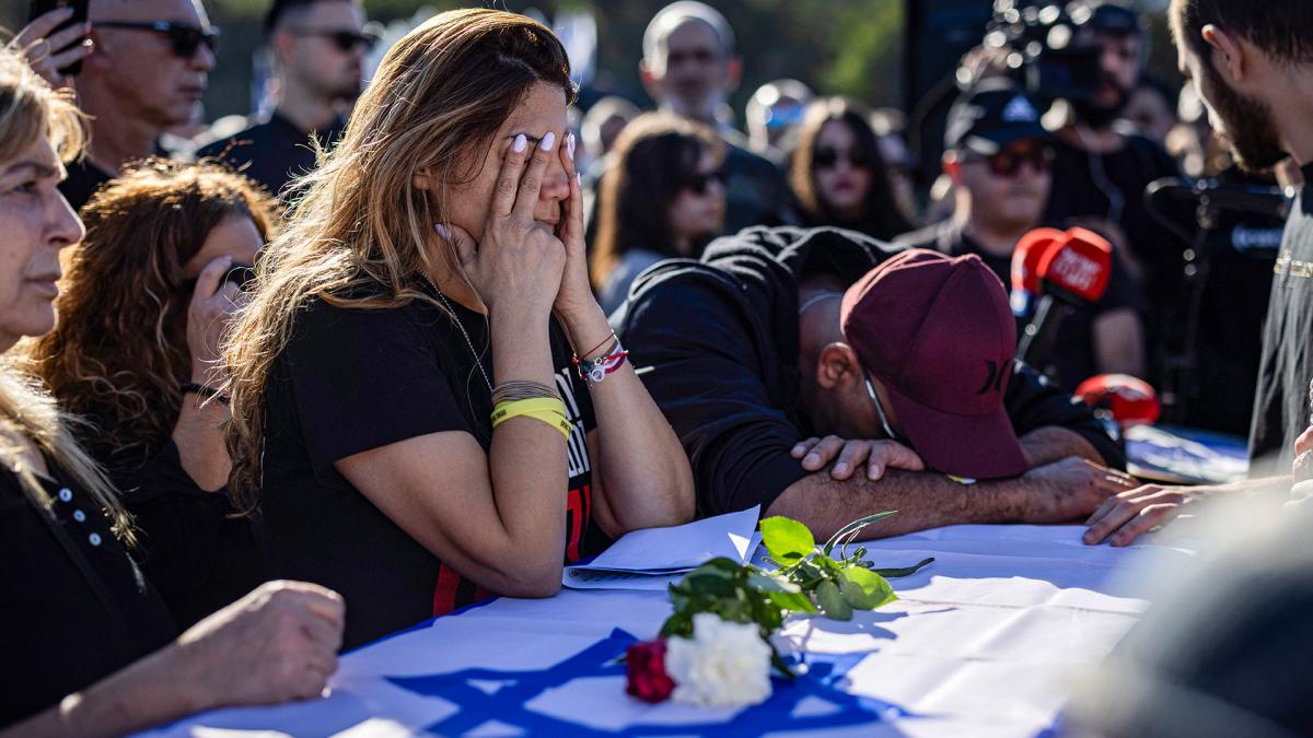 Orin Ganz Zach Cder la madre de Eden Zachariya que fue secuestrada en el festival de msica del 7 de octubre Foto AFP