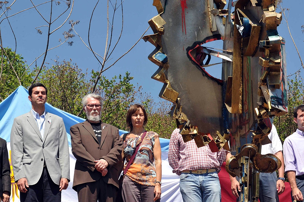 Los padres de una de las turistas asesinadas cre un monumento para recordar el hecho e investig para liberar a Vera