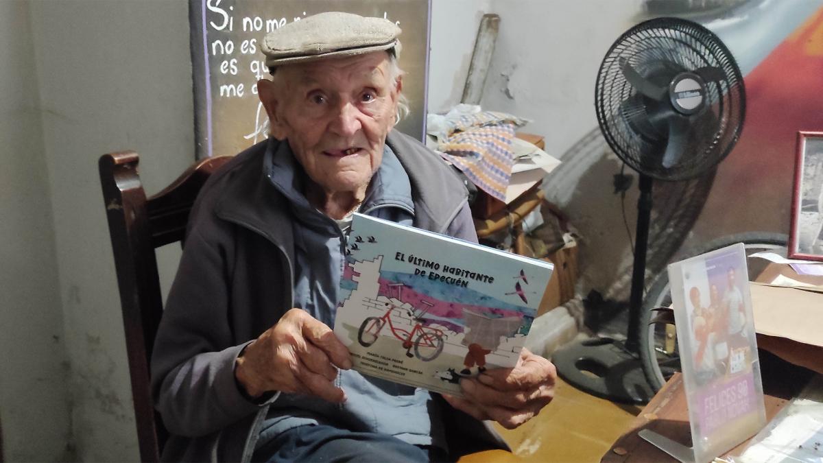 Pablo Novak el ltimo habitante de Epecun y quien falleci el lunes ltimo muestra la obra que reconstruye su historia tras la inundacin Foto Prensa