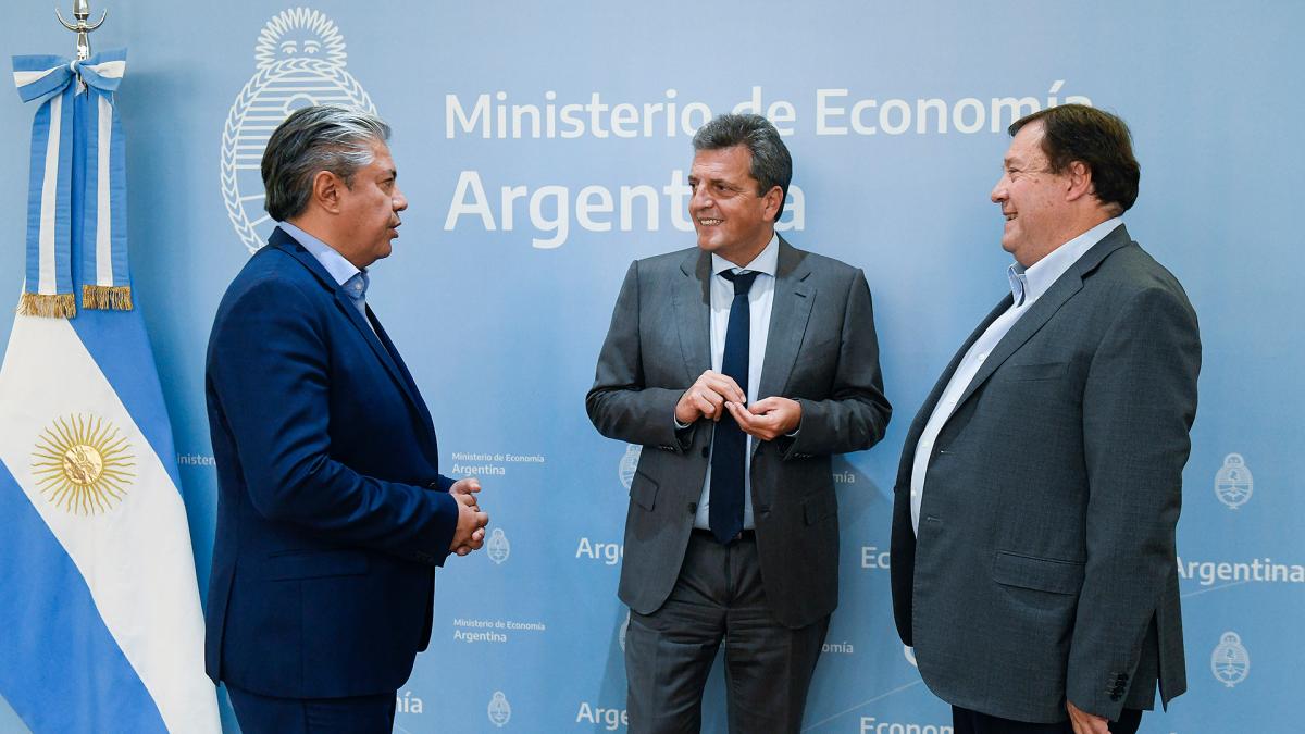 El ex ministro de Economa Sergio Massa junto a los gobernadores Rolando Figueroa y Alberto Weretilneck defini una prrroga por 60 das antes de otorgar las nuevas concesiones Foto Archivo 