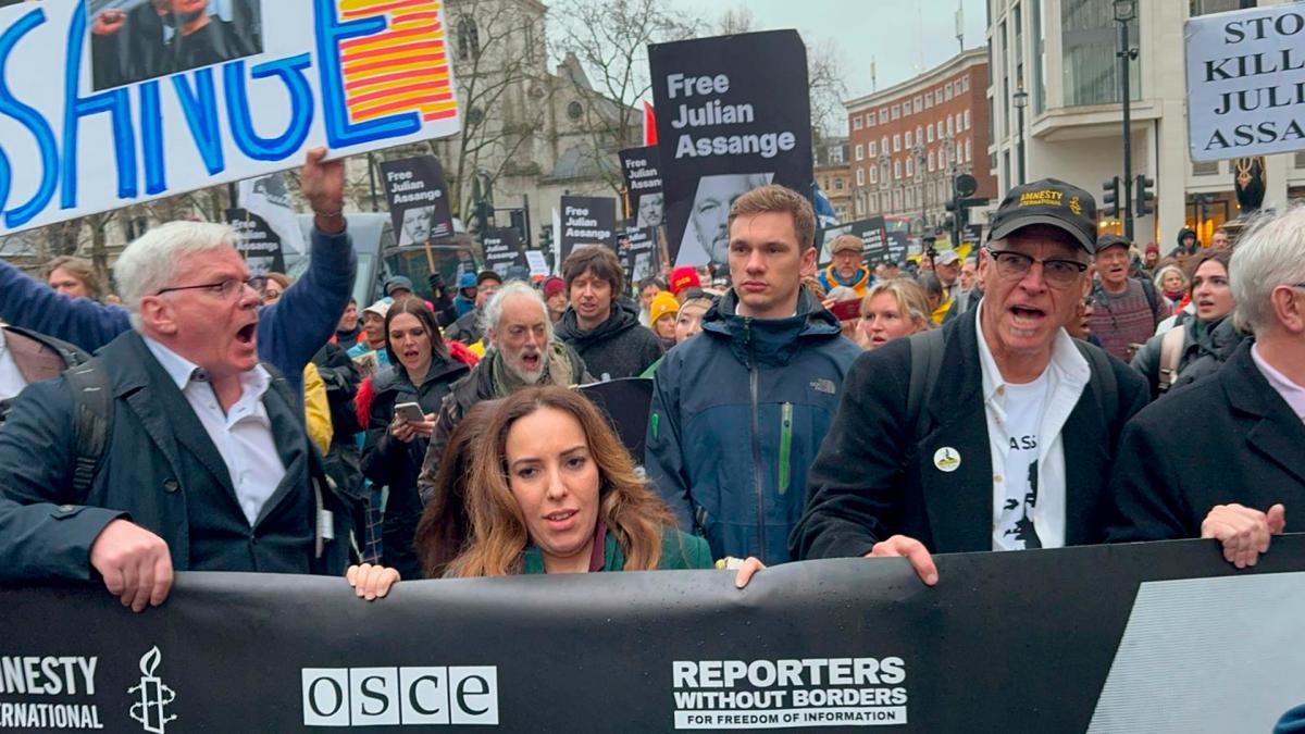 La marcha liderada por la esposa y el hermano de Assange