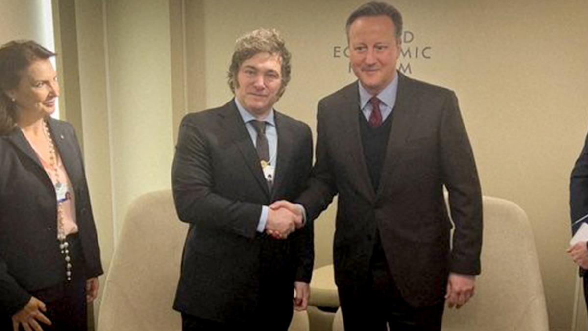 David Cameron y Javier Milei en Davos Suiza Foto Prensa