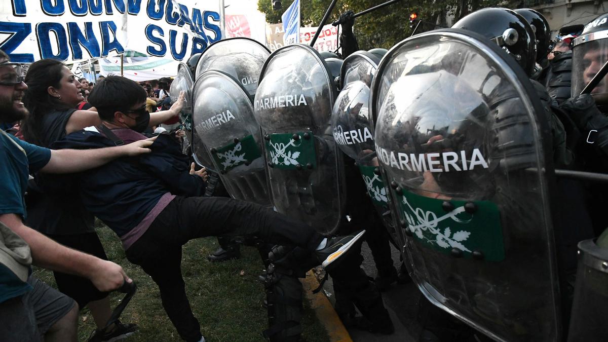 Protestas frente al Congreso durante el debate por la ley Bases Foto Alfredo Luna